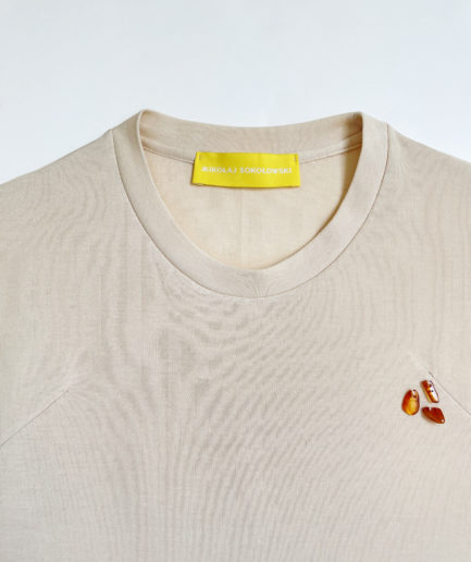 Beige organic cotton t-shirt with amber stones